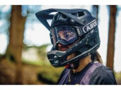 Abus Airdrop MIPS Fahrrad Helm Concrete Grey -Motorradzubehör Geschäft 65800 airdrop velvet black img 3666 abus star0nphoto sk 3 5191