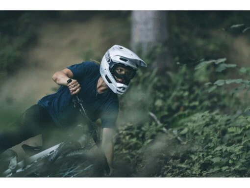 Abus Hidrop Moss Green MTB Helm -Motorradzubehör Geschäft 98096 hidrop shiny white lifestyle 1431 3 5871